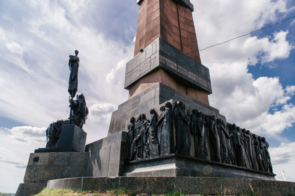 Monument_Druzhby_figury